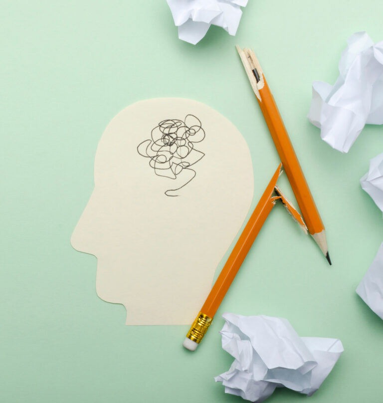 Illustration – Kopf mit wirren Gedanken als Symbol für psychische Belastung